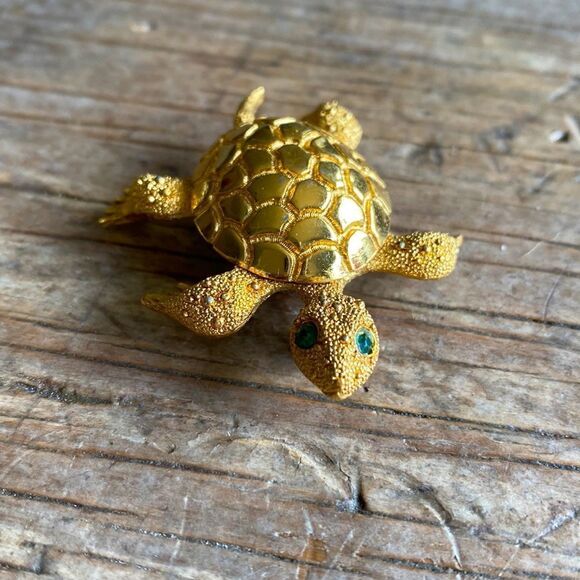 Beautiful Turtle Brooch with Green Emerald Eyes - Picture 2 of 6
